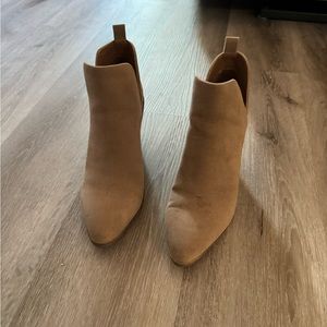 Universal Thread boots